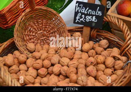 Walnüsse auf dem zentralen Markt in St. Helier, Jersey, Kanalinseln. Stockfoto