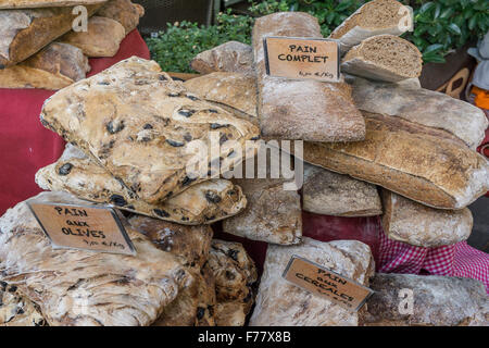 Deli Essen, Straßenmarkt, Olive Brot, Lourmarin, Provence, Stockfoto