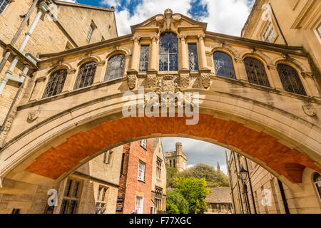 Hertford Brücke, im Volksmund bekannt als Seufzer-Brücke ist eine Skyway verbinden zwei Teile des Hertford College über New College Lane Stockfoto