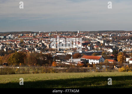 Panorama der Stadt Plauen in Sachsen im schönen Herbsttag mit Wiese auf den Vorgarten Stockfoto