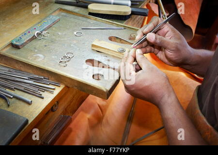 Sri Lanka - Kandy, Schmuck-Salon, Einstellung von Edelsteinen Stockfoto