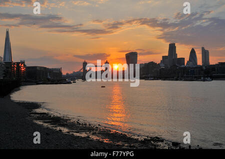 Die City of London und Tower Bridge bei Sonnenuntergang vom South Bank of the Thames, London, Großbritannien Stockfoto