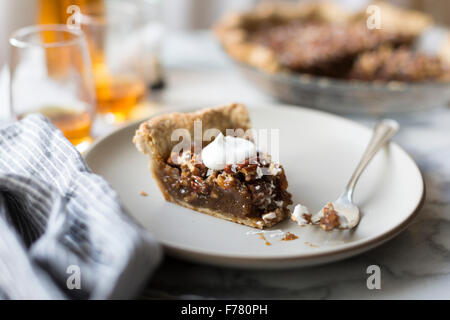 Salzige Bourbon Pecan Pie (Gluten-frei, mit Mehl Hirse und Sorghum Sirup) Stockfoto