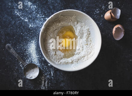 Ei und Mehl mischen in einer Schüssel Stockfoto