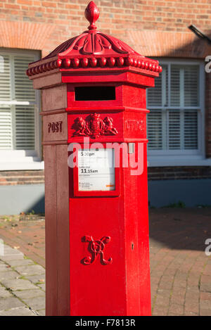 Viktorianischen roten Säule Kasten, Preston Street, Faversham, Kent, England, Vereinigtes Königreich Stockfoto