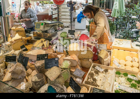 Straßenmarkt, Käse, Lourmarin, Provence, Departement Vaucluse, Provence, Frankreich Stockfoto