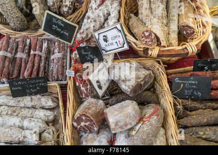 Straßenmarkt, Wurst, Lourmarin, Provence, Departement Vaucluse, Provence, Frankreich Stockfoto