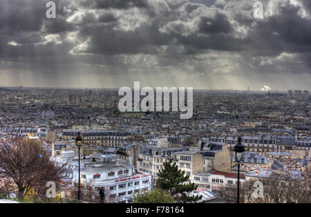 Licht, das durch Wolken auf Paris Stadt Landschaft Stockfoto