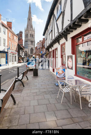 Geschäfte auf einer Straße in einem typischen BRITISCHEN Stadt. Kirkgate, Blick Richtung St. Maria Magdalena Kirche, Newark-on-Trent, Nottinghamshire, England, Großbritannien Stockfoto