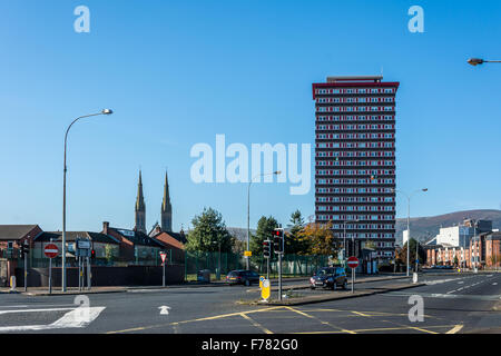 Divis Turm steht am Fuße der Falls Road in Belfast Stockfoto