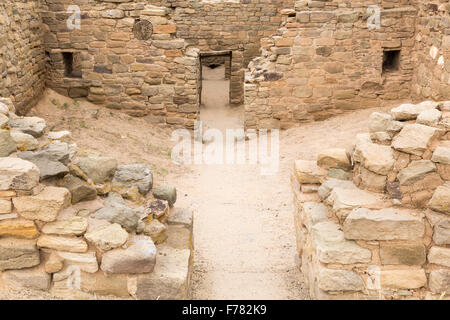 Passagen führt ins Innere des indianischen Ruinen, Aztec Ruins National Monument, New Mexico Stockfoto