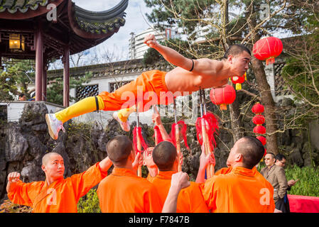 Triumph über den Schmerz, fünf Spears Demonstration Leistung von Shaoliin Mönchen, Dr. Sun Yat Sen Classical Chinese Garden, Vancouver, Stockfoto