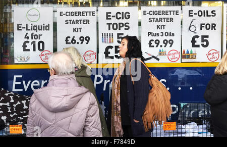 E-Liquid, Starterkit, e-Oils Window Anzeige in Oldham Town Centre, Manchester, UK Stockfoto