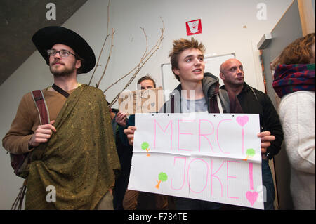 Gent, Belgien. 26. November 2015. Studenten rufen Parolen als Joke Schauvliege bei den Protesten gegen den Gastvortrag von Joke Schauvliege Universität Gent ankommt. © Frederik Sadones/Pacific Press/Alamy Live-Nachrichten Stockfoto