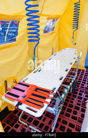 Nordirland. 26. November 2015. Ein Kunststoff Bahre in einem Hughes Dekontamination Zelt mit Wasserschläuche an Patienten waschen. Bildnachweis: Stephen Barnes/Alamy Live-Nachrichten Stockfoto