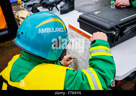 Nordirland. 26. November 2015. Ein Vorfall Offizier mit der Nordirland Ambulance Service Aktuelles ein Prps control board während ein gefährliches Material. Credit: Stephen Barnes/Alamy leben Nachrichten Stockfoto