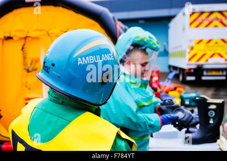 Nordirland. 26. November 2015. Ein Sanitäter aus Nordirland Ambulance Service trägt ein Respirex Powered Atemschutzmaske schützende Anzug (PRPS) als er Geräte prüft und mit den einfallenden Controller während eines gefährlichen chemischen Vorgangs spricht. Bildnachweis: Stephen Barnes/Alamy Live-Nachrichten Stockfoto