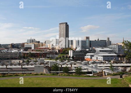 Panoramablick auf die Skyline des Stadtzentrums von Sheffield England Großbritannien, englische Stadtlandschaft britischer Stadt Stockfoto