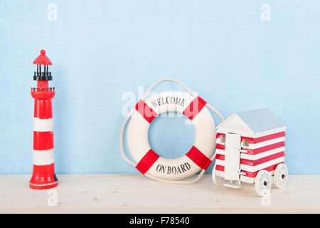 Strand mit roten Leuchtturm und willkommen an Bord Stockfoto