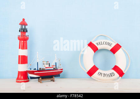 Strand mit roten Leuchtturm und willkommen an Bord Stockfoto