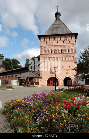 Der Eingangsturm Tor innerhalb der Erde die Retter Kloster St. Euthymius, Susdal, Russland. Stockfoto