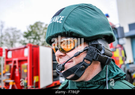 Nordirland. 26. November 2015. Ein Sanitäter als Bestandteil der UK National Ambulance Unverwüstlichkeit Einheit (NARU) gefährlichen Bereich Response Team (HART) trägt ballistische Schutzweste, Brille, Helm und Hosen, sowie sichere Kommunikation Equiipment. Bildnachweis: Stephen Barnes/Alamy Live-Nachrichten Stockfoto