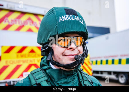 Nordirland. 26. November 2015. Ein Sanitäter als Bestandteil der UK National Ambulance Unverwüstlichkeit Einheit (NARU) gefährlichen Bereich Response Team (HART) trägt ballistische Schutzweste, Brille, Helm und Hosen, sowie sichere Kommunikation Equiipment. Bildnachweis: Stephen Barnes/Alamy Live-Nachrichten Stockfoto