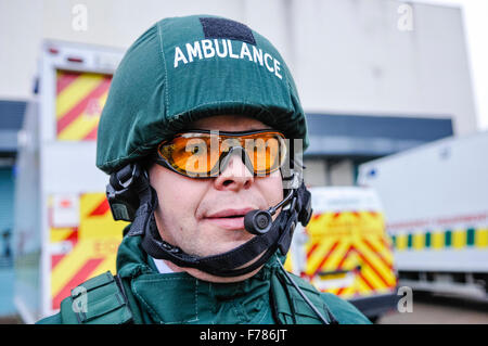 Nordirland. 26. November 2015. Ein Sanitäter als Bestandteil der UK National Ambulance Unverwüstlichkeit Einheit (NARU) gefährlichen Bereich Response Team (HART) trägt ballistische Schutzweste, Brille, Helm und Hosen, sowie sichere Kommunikation Equiipment. Bildnachweis: Stephen Barnes/Alamy Live-Nachrichten Stockfoto