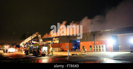 Woking, Surrey, UK. 26. November 2015. Ein Großbrand in fügen Technologien Sitz in Woking hat heute Abend zerstört. Auf dem Höhepunkt der Blaze 50 Firefigthers kämpfte bis um das Feuer von der Industrieanlage Ausbreitung auf angrenzenden Einheit zu stoppen. Das Feuer ist jetzt unter Kontrolle. Das Feuer brach aus dieser am frühen Abend nach Feuer Besatzungen einen Aufruf an eine Brandmeldeanlage klingende beantwortet. Das Gebäude ist in den gleichen Bereichen wie das Mclean Racing Team. Bildnachweis: Uknip/Alamy Live-Nachrichten Stockfoto