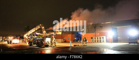 Woking, Surrey, UK. 26. November 2015. Ein Großbrand in fügen Technologien Sitz in Woking hat heute Abend zerstört. Auf dem Höhepunkt der Blaze 50 Firefigthers kämpfte bis um das Feuer von der Industrieanlage Ausbreitung auf angrenzenden Einheit zu stoppen. Das Feuer ist jetzt unter Kontrolle. Das Feuer brach aus dieser am frühen Abend nach Feuer Besatzungen einen Aufruf an eine Brandmeldeanlage klingende beantwortet. Das Gebäude ist in den gleichen Bereichen wie das Mclean Racing Team. Bildnachweis: Uknip/Alamy Live-Nachrichten Stockfoto