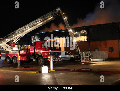 Woking, Surrey, UK. 26. November 2015. Ein Großbrand in fügen Technologien Sitz in Woking hat heute Abend zerstört. Auf dem Höhepunkt der Blaze 50 Firefigthers kämpfte bis um das Feuer von der Industrieanlage Ausbreitung auf angrenzenden Einheit zu stoppen. Das Feuer ist jetzt unter Kontrolle. Das Feuer brach aus dieser am frühen Abend nach Feuer Besatzungen einen Aufruf an eine Brandmeldeanlage klingende beantwortet. Das Gebäude ist in den gleichen Bereichen wie das Mclean Racing Team. Bildnachweis: Uknip/Alamy Live-Nachrichten Stockfoto