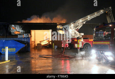 Woking, Surrey, UK. 26. November 2015. Ein Großbrand in fügen Technologien Sitz in Woking hat heute Abend zerstört. Auf dem Höhepunkt der Blaze 50 Firefigthers kämpfte bis um das Feuer von der Industrieanlage Ausbreitung auf angrenzenden Einheit zu stoppen. Das Feuer ist jetzt unter Kontrolle. Das Feuer brach aus dieser am frühen Abend nach Feuer Besatzungen einen Aufruf an eine Brandmeldeanlage klingende beantwortet. Das Gebäude ist in den gleichen Bereichen wie das Mclean Racing Team. Bildnachweis: Uknip/Alamy Live-Nachrichten Stockfoto