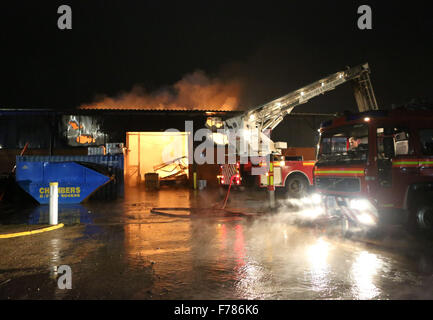 Woking, Surrey, UK. 26. November 2015. Ein Großbrand in fügen Technologien Sitz in Woking hat heute Abend zerstört. Auf dem Höhepunkt der Blaze 50 Firefigthers kämpfte bis um das Feuer von der Industrieanlage Ausbreitung auf angrenzenden Einheit zu stoppen. Das Feuer ist jetzt unter Kontrolle. Das Feuer brach aus dieser am frühen Abend nach Feuer Besatzungen einen Aufruf an eine Brandmeldeanlage klingende beantwortet. Das Gebäude ist in den gleichen Bereichen wie das Mclean Racing Team. Bildnachweis: Uknip/Alamy Live-Nachrichten Stockfoto