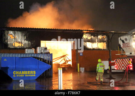 Woking, Surrey, UK. 26. November 2015. Ein Großbrand in fügen Technologien Sitz in Woking hat heute Abend zerstört. Auf dem Höhepunkt der Blaze 50 Firefigthers kämpfte bis um das Feuer von der Industrieanlage Ausbreitung auf angrenzenden Einheit zu stoppen. Das Feuer ist jetzt unter Kontrolle. Das Feuer brach aus dieser am frühen Abend nach Feuer Besatzungen einen Aufruf an eine Brandmeldeanlage klingende beantwortet. Das Gebäude ist in den gleichen Bereichen wie das Mclean Racing Team. Bildnachweis: Uknip/Alamy Live-Nachrichten Stockfoto