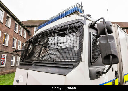 Nordirland. 26. November 2015. Schutzgitter über der Windschutzscheibe eines UK britische Armee Bombe Beseitigung Einheit LKW. Bildnachweis: Stephen Barnes/Alamy Live-Nachrichten Stockfoto