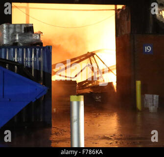 Woking, Surrey, UK. 26. November 2015. Ein Großbrand in fügen Technologien Sitz in Woking hat heute Abend zerstört. Auf dem Höhepunkt der Blaze 50 Firefigthers kämpfte bis um das Feuer von der Industrieanlage Ausbreitung auf angrenzenden Einheit zu stoppen. Das Feuer ist jetzt unter Kontrolle. Das Feuer brach aus dieser am frühen Abend nach Feuer Besatzungen einen Aufruf an eine Brandmeldeanlage klingende beantwortet. Das Gebäude ist in den gleichen Bereichen wie das Mclean Racing Team. Bildnachweis: Uknip/Alamy Live-Nachrichten Stockfoto