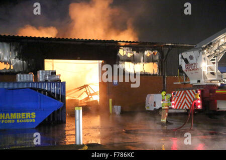 Woking, Surrey, UK. 26. November 2015. Ein Großbrand in fügen Technologien Sitz in Woking hat heute Abend zerstört. Auf dem Höhepunkt der Blaze 50 Firefigthers kämpfte bis um das Feuer von der Industrieanlage Ausbreitung auf angrenzenden Einheit zu stoppen. Das Feuer ist jetzt unter Kontrolle. Das Feuer brach aus dieser am frühen Abend nach Feuer Besatzungen einen Aufruf an eine Brandmeldeanlage klingende beantwortet. Das Gebäude ist in den gleichen Bereichen wie das Mclean Racing Team. Bildnachweis: Uknip/Alamy Live-Nachrichten Stockfoto