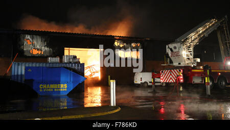 Woking, Surrey, UK. 26. November 2015. Ein Großbrand in fügen Technologien Sitz in Woking hat heute Abend zerstört. Auf dem Höhepunkt der Blaze 50 Firefigthers kämpfte bis um das Feuer von der Industrieanlage Ausbreitung auf angrenzenden Einheit zu stoppen. Das Feuer ist jetzt unter Kontrolle. Das Feuer brach aus dieser am frühen Abend nach Feuer Besatzungen einen Aufruf an eine Brandmeldeanlage klingende beantwortet. Das Gebäude ist in den gleichen Bereichen wie das Mclean Racing Team. Bildnachweis: Uknip/Alamy Live-Nachrichten Stockfoto