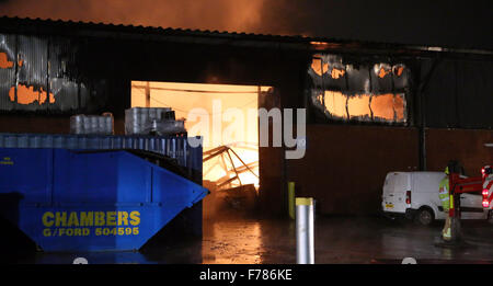 Woking, Surrey, UK. 26. November 2015. Ein Großbrand in fügen Technologien Sitz in Woking hat heute Abend zerstört. Auf dem Höhepunkt der Blaze 50 Firefigthers kämpfte bis um das Feuer von der Industrieanlage Ausbreitung auf angrenzenden Einheit zu stoppen. Das Feuer ist jetzt unter Kontrolle. Das Feuer brach aus dieser am frühen Abend nach Feuer Besatzungen einen Aufruf an eine Brandmeldeanlage klingende beantwortet. Das Gebäude ist in den gleichen Bereichen wie das Mclean Racing Team. Bildnachweis: Uknip/Alamy Live-Nachrichten Stockfoto