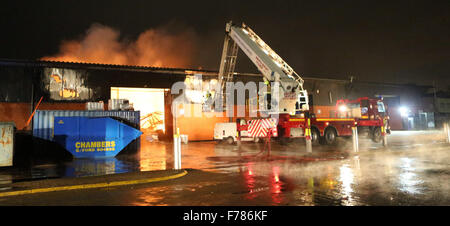 Woking, Surrey, UK. 26. November 2015. Ein Großbrand in fügen Technologien Sitz in Woking hat heute Abend zerstört. Auf dem Höhepunkt der Blaze 50 Firefigthers kämpfte bis um das Feuer von der Industrieanlage Ausbreitung auf angrenzenden Einheit zu stoppen. Das Feuer ist jetzt unter Kontrolle. Das Feuer brach aus dieser am frühen Abend nach Feuer Besatzungen einen Aufruf an eine Brandmeldeanlage klingende beantwortet. Das Gebäude ist in den gleichen Bereichen wie das Mclean Racing Team. Bildnachweis: Uknip/Alamy Live-Nachrichten Stockfoto