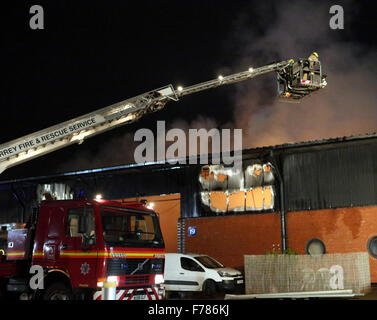 Woking, Surrey, UK. 26. November 2015. Ein Großbrand in fügen Technologien Sitz in Woking hat heute Abend zerstört. Auf dem Höhepunkt der Blaze 50 Firefigthers kämpfte bis um das Feuer von der Industrieanlage Ausbreitung auf angrenzenden Einheit zu stoppen. Das Feuer ist jetzt unter Kontrolle. Das Feuer brach aus dieser am frühen Abend nach Feuer Besatzungen einen Aufruf an eine Brandmeldeanlage klingende beantwortet. Das Gebäude ist in den gleichen Bereichen wie das Mclean Racing Team. Bildnachweis: Uknip/Alamy Live-Nachrichten Stockfoto