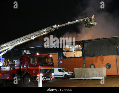 Woking, Surrey, UK. 26. November 2015. Ein Großbrand in fügen Technologien Sitz in Woking hat heute Abend zerstört. Auf dem Höhepunkt der Blaze 50 Firefigthers kämpfte bis um das Feuer von der Industrieanlage Ausbreitung auf angrenzenden Einheit zu stoppen. Das Feuer ist jetzt unter Kontrolle. Das Feuer brach aus dieser am frühen Abend nach Feuer Besatzungen einen Aufruf an eine Brandmeldeanlage klingende beantwortet. Das Gebäude ist in den gleichen Bereichen wie das Mclean Racing Team. Bildnachweis: Uknip/Alamy Live-Nachrichten Stockfoto