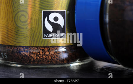 FAIRTRADE-SYMBOL AUF KAFFEE GLAS RE SUPERMÄRKTE NAHRUNGSMITTELVERKÄUFE PREISE DRITTEN WELT ENTWICKLUNG LOGO AFRIKA FAIR TRADE BIO UK Stockfoto