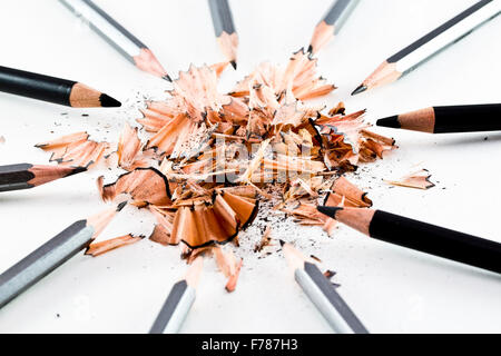 Ein Haufen Holz Späne vom Bleistift umgeben von schwarzen & grauen Stifte Stockfoto