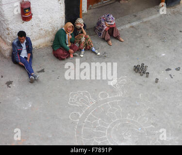 Schlüssel-Kloster (oder Kee, Ki, Kye), Spiti Valley - Rangoli Muster und Menschen im Inneren des Klosters Stockfoto