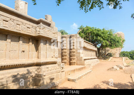 Basis von einem alten Hindu-Tempel in Mahabalipuram (Mamallapuram), Kancheepuram Bezirk, in der Nähe von Chennai, Tamil Nadu, Südindien, eine beliebte Attraktion Stockfoto