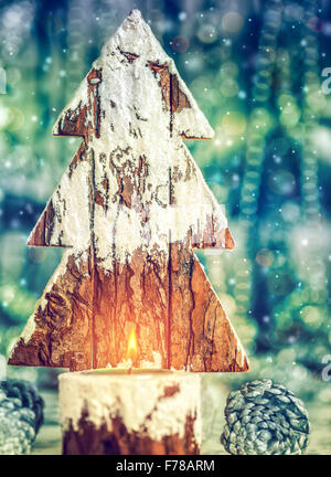 Schönen festlichen Stillleben gemacht kleine dekorative Weihnachtsbaum von Rinde und Kerze, stilvollen Vintage Urlaub Dekor, Stockfoto