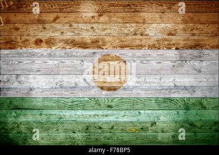 Ein bandtypischen Hintergrundbild der Flagge Nigers auf Holzbrettern einer Wand oder Boden. Stockfoto