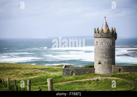 Doonagore Castle im County Clare unterwegs Wild Atlantic Way in Irland. Stockfoto