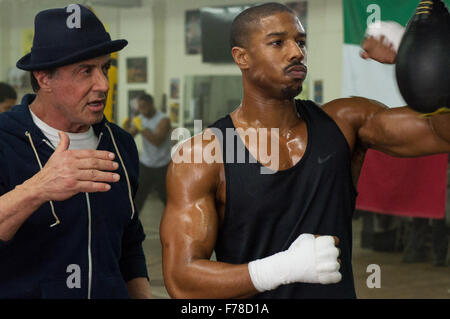 Credo ist ein 2015 American Sports Drama Film geschrieben und unter der Regie von Ryan Coogler, Co-geschrieben von Aaron Covington und produziert von Sylvester Stallone, Robert Chartoff und Irwin Winkler. Die Hauptrollen Michael B. Jordan als Adonis Johnson Credo – Apollo Sohn – und Stallone reprising die Rolle von Rocky Balboa.  Dieses Foto ist nur zu redaktionellen Zwecken und unterliegen dem Copyright von der Filmgesellschaft und/oder der Fotograf von dem Film oder der Firma zugeordnet und kann nur durch Veröffentlichungen im Zusammenhang mit der Förderung der oben genannten Film reproduziert werden. Eine obligatorische Gutschrift auf die Filmgesellschaft ist requir Stockfoto